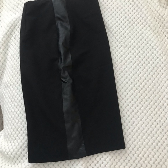 DKNY black skirt with leather sides - Picture 3 of 4